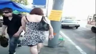 Un uomo realizza degli upskirt per strada!