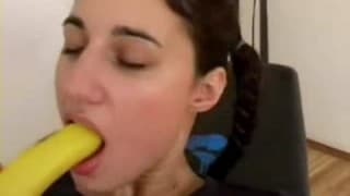 Un'araba che s'infila una banana