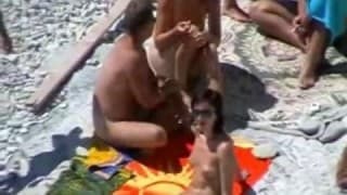 Due coppie scopano in spiaggia Due coppie scopano in spiaggia