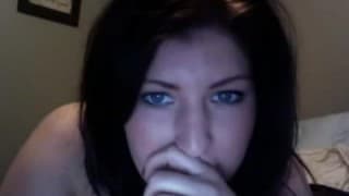 Bruna un rotonda si passa il dildo com a lei piace