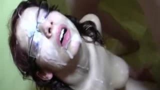 Un bel bukkake per una donna con occhiali