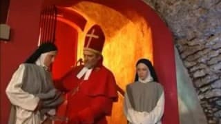 Un prete si occupa di due suore