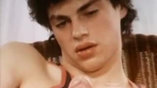 Una scena gay vintage con caldi uomini Una scena gay vintage con caldi uomini