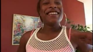 Una troietta succhia un cazzo gigante!