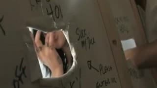 Troietta succhia come una regina nella toilette