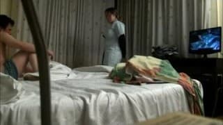 Una telecamera registra il rapporto di una giovane coppia