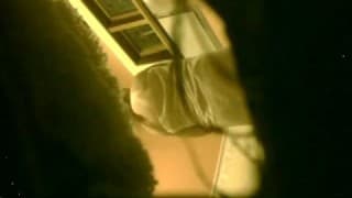 Una donna nuda in bagno viene guardata