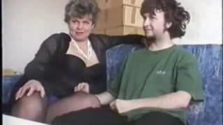 Una vecchia seduce un giovanotto Tettone, Eiaculazione Facciale, More, Mature e Giovani