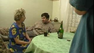 Questa giovane si fa una vecchia Pompini, Tette piccole, Mature e Giovani, Nonne