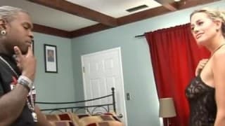 Una donna matura succhia un bel nero