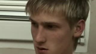 Questo ragazzo alto si fa una sega