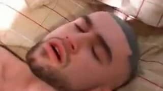 Due amici arabi che scopano a casa