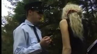 Una bionda scopa in macchina e lo fa sborrare Una bionda scopa in macchina e lo fa sborrare
