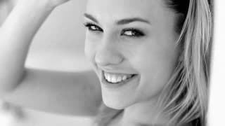 Ecco una bella bionda che si da piacere da sola