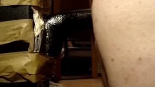 Un gay che si siede su un dildo nero