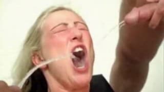Pipì a gogo per una bionda matura Pipì a gogo per una bionda matura