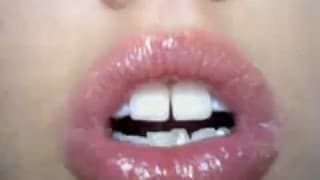 Una piccola principiante che ama mostrare il suo ano