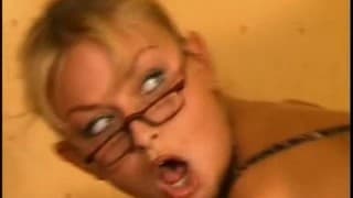 I gemiti di piacere di una donna con gli occhiali