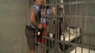 Lui scopa due troiette in prigione