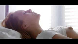 Lei si sveglia con le carezze