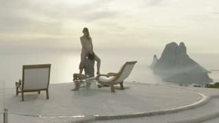 Una piccola troia che scopa all'aperto