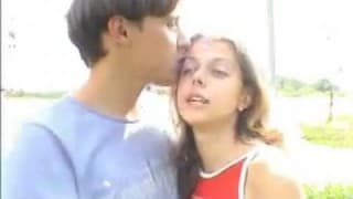 Una coppia eccitata in macchina