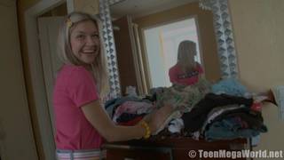 La ragazza non ha bisogno di nessuno a raggiungere il massimo di piacere