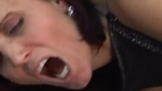 Una bruna veramente sexy con una figa pelosa