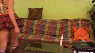 Una bella bionda tatuata si diverte con il suo vibratore