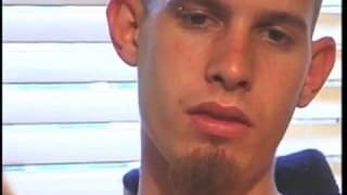 Un uomo gay lecca i piedi del suo amico