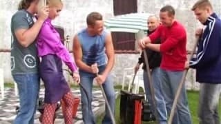 Una graziosa borghese con diversi uomini