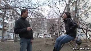 Una troietta di 18 anni in un porno Giovani 18-21 anni, Pompini, More, Tette piccole, Sverginamento Vaginale