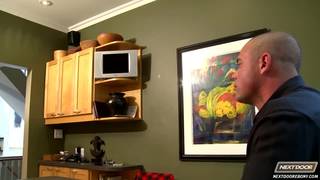 Tre uomini gay per scena interrazziale