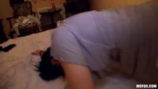 Una bella bruna che adora succhiare quest' enorme pene