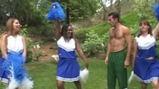 Cheerleader scopata all'aperto