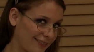 Studentessa gioca con alcuni dildo