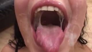 Bukkake per una giovane troietta ! Bukkake per una giovane troietta !