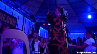 Una gola profonda nel mezzo della pista da ballo Orge, Pompini, Esibizionismo, CFNM, Upskirt