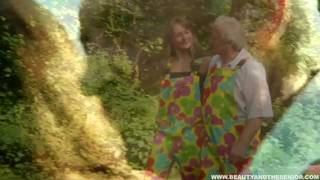 Un anziano e un' adolescente all'aperto Giovani 18-21 anni, Tette piccole, Vecchi e Donzelle, Ex Ragazze, Sesso all'aperto