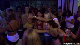 Adorano succhiare il cazzo in un night club Orge, Pompini, Biancheria sexy, Esibizionismo, CFNM, Upskirt