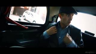 Danny D scopa sul divano