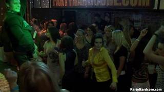 L'emozione del porno amatoriale in un locale notturno Orge, Pompini, Interrazziale, Esibizionismo, CFNM, Upskirt