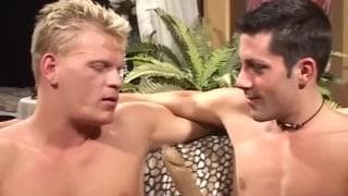 Sessione gay con un biondo e un moro Sessione gay con un biondo e un moro