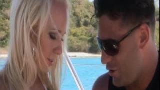 Carla Cox viene scopata su un'inbarcazione