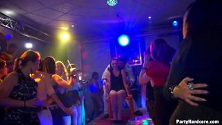 Porno in una discoteca con belle donne in calore Orge, Esibizionismo, CFNM, Upskirt