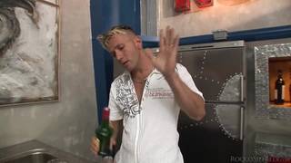 Helena White viene scopata da due ragazzi!