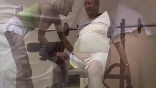 Martine gioca con il pene di un vecchio Martine gioca con il pene di un vecchio