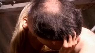 Un uomo maturo per compiacere una ragazza Un uomo maturo per compiacere una ragazza