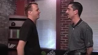 Amici gay scopano insieme in salotto