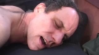 Un amico che chiaramente sente dolore nel culo!